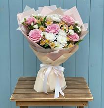 Букет цветов из:  Гвоздики, Орхидеи и Розы в Шереметьевка