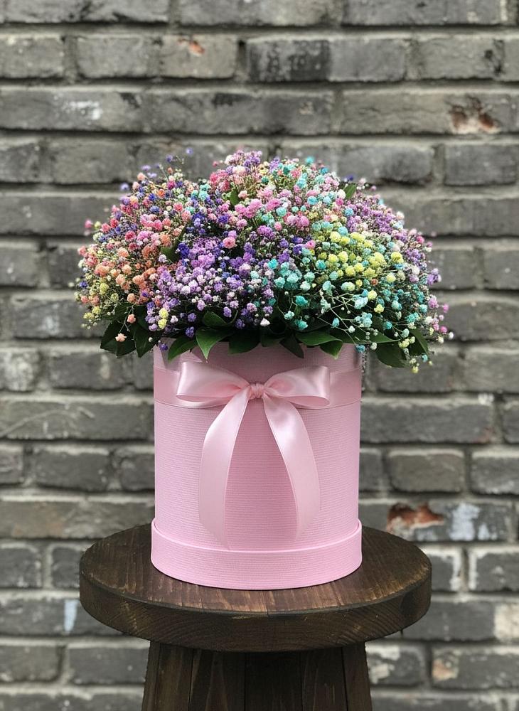 Цветочная композиция из Гипсофила и Розы в шляпной коробке в Шереметьевка