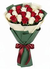 Букет Микс из красных и белых роз в Шереметьевка