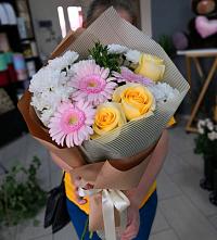 Букет цветов из:  Герберы, Розы и Хризантемы в Шереметьевка