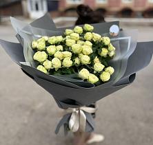 Букет Белые кустовые розы Солинеро в Шереметьевка