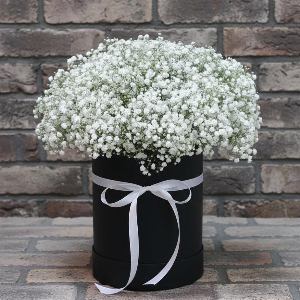 Цветочная композиция из Гипсофила в шляпной коробке в Шереметьевка