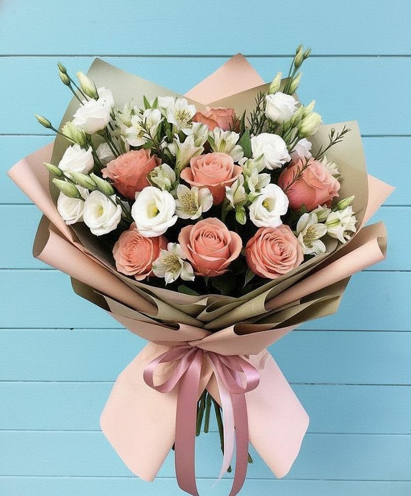 Букет цветов из: Розы, Альстромерии и Лизиантусы в Шереметьевка