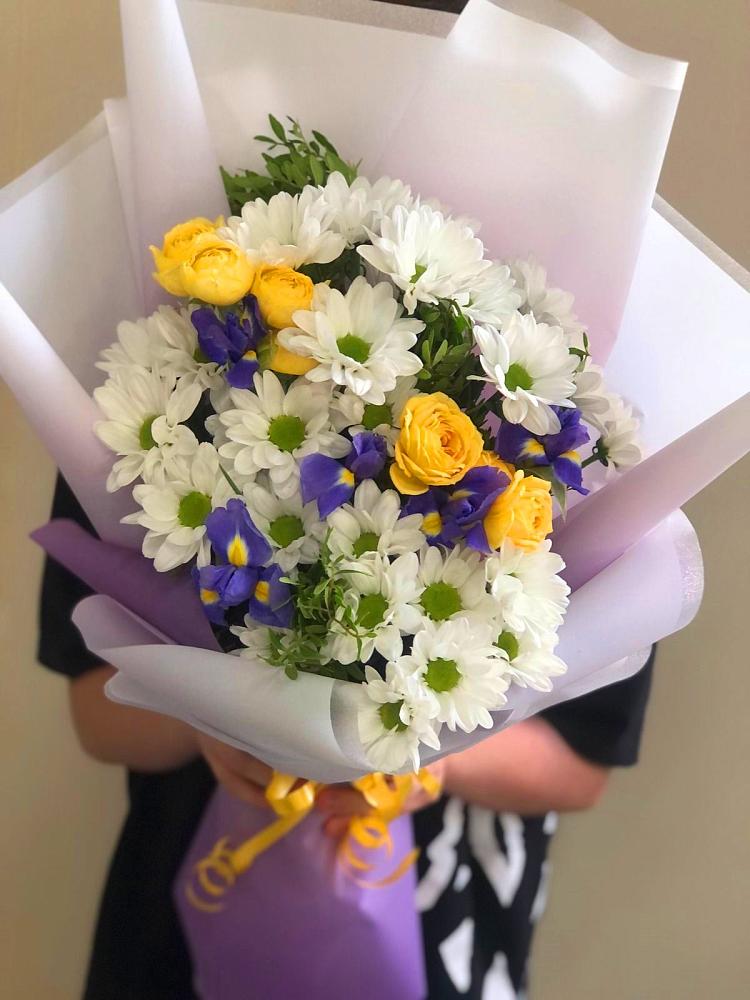 Букет цветов из: Ирисы, Хризантемы и Розы в Шереметьевка