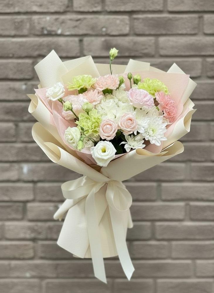 Букет цветов из: Гвоздики, Розы, Лизиантусы и Хризантемы в Шереметьевка