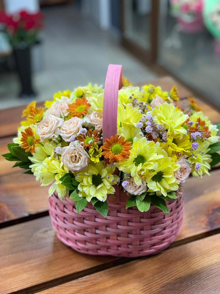 Цветочная композиция из Хризантемы и Розы в корзине в Шереметьевка