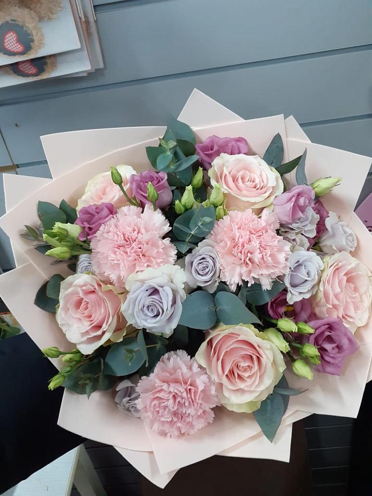 Букет цветов из: Розы, Гвоздики и Лизиантусы в Шереметьевка