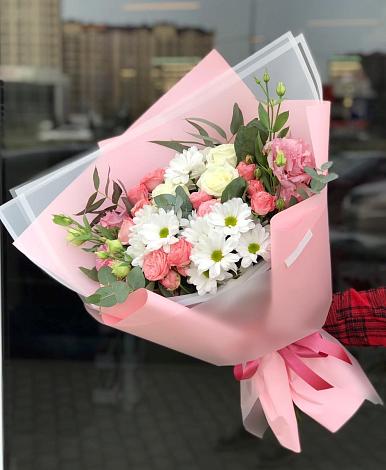 Букет цветов из: Розы, Лизиантусы и Хризантемы в Шереметьевка