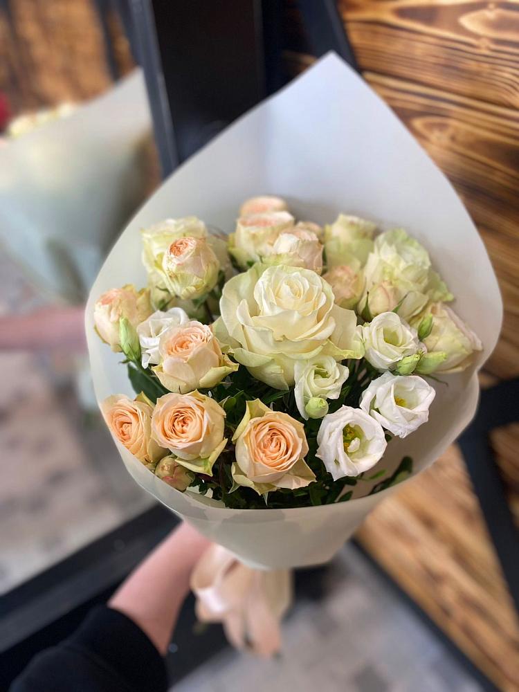 Букет цветов из: Розы и Лизиантусы в Шереметьевка